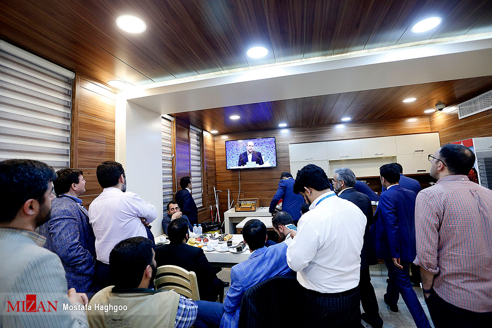 گزارش تصویری / دومین مناظره تلویزیونی نامزدهای انتخابات ریاست جمهوری / حجت الاسلام ابراهیم رئیسی، اسحاق جهانگیری، سیدمصطفی میرسلیم، حجت الاسلام حسن روحانی، محمدباقر قالیباف و سید مصطفی هاشمی طبا جمعه پانزدهم اردیبهشت برای دومین بار در مناظره انتخابات ریاست جمهوری در صدا و سیما شرکت کردند.