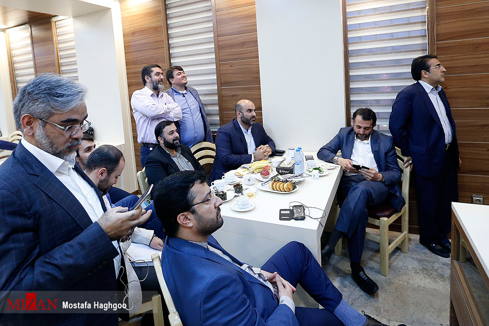 گزارش تصویری / دومین مناظره تلویزیونی نامزدهای انتخابات ریاست جمهوری / حجت الاسلام ابراهیم رئیسی، اسحاق جهانگیری، سیدمصطفی میرسلیم، حجت الاسلام حسن روحانی، محمدباقر قالیباف و سید مصطفی هاشمی طبا جمعه پانزدهم اردیبهشت برای دومین بار در مناظره انتخابات ریاست جمهوری در صدا و سیما شرکت کردند.