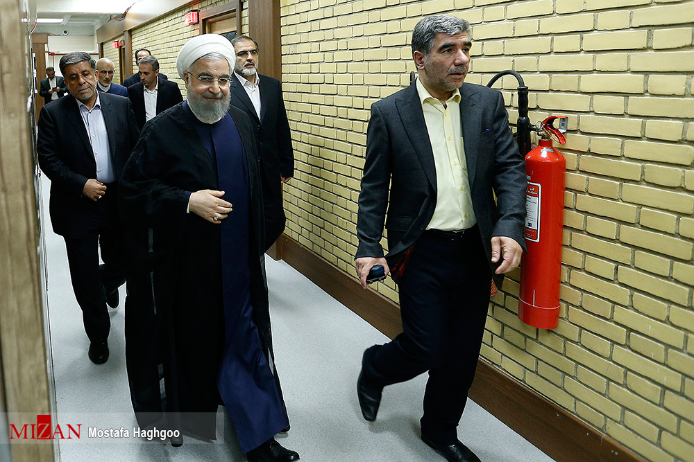 گزارش تصویری / دومین مناظره تلویزیونی نامزدهای انتخابات ریاست جمهوری / حجت الاسلام ابراهیم رئیسی، اسحاق جهانگیری، سیدمصطفی میرسلیم، حجت الاسلام حسن روحانی، محمدباقر قالیباف و سید مصطفی هاشمی طبا جمعه پانزدهم اردیبهشت برای دومین بار در مناظره انتخابات ریاست جمهوری در صدا و سیما شرکت کردند.