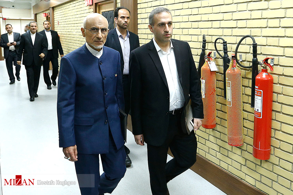 گزارش تصویری / دومین مناظره تلویزیونی نامزدهای انتخابات ریاست جمهوری / حجت الاسلام ابراهیم رئیسی، اسحاق جهانگیری، سیدمصطفی میرسلیم، حجت الاسلام حسن روحانی، محمدباقر قالیباف و سید مصطفی هاشمی طبا جمعه پانزدهم اردیبهشت برای دومین بار در مناظره انتخابات ریاست جمهوری در صدا و سیما شرکت کردند.