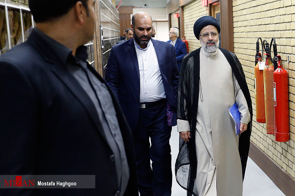 گزارش تصویری / دومین مناظره تلویزیونی نامزدهای انتخابات ریاست جمهوری / حجت الاسلام ابراهیم رئیسی، اسحاق جهانگیری، سیدمصطفی میرسلیم، حجت الاسلام حسن روحانی، محمدباقر قالیباف و سید مصطفی هاشمی طبا جمعه پانزدهم اردیبهشت برای دومین بار در مناظره انتخابات ریاست جمهوری در صدا و سیما شرکت کردند.