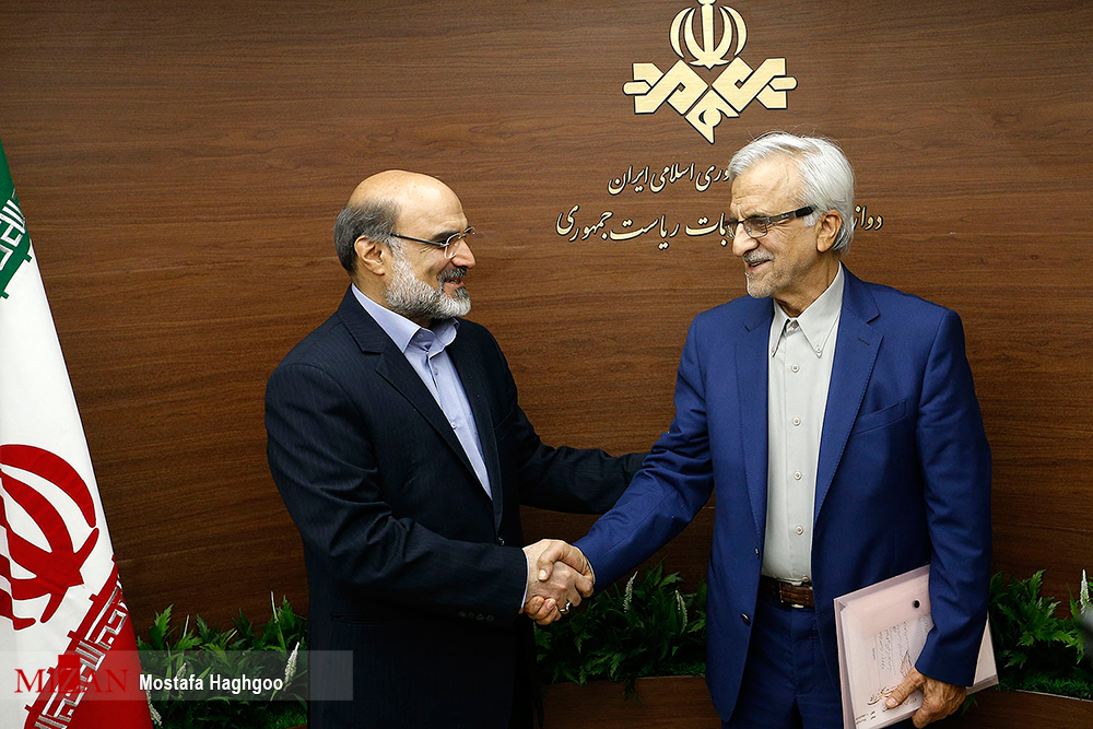 گزارش تصویری / دومین مناظره تلویزیونی نامزدهای انتخابات ریاست جمهوری / حجت الاسلام ابراهیم رئیسی، اسحاق جهانگیری، سیدمصطفی میرسلیم، حجت الاسلام حسن روحانی، محمدباقر قالیباف و سید مصطفی هاشمی طبا جمعه پانزدهم اردیبهشت برای دومین بار در مناظره انتخابات ریاست جمهوری در صدا و سیما شرکت کردند.