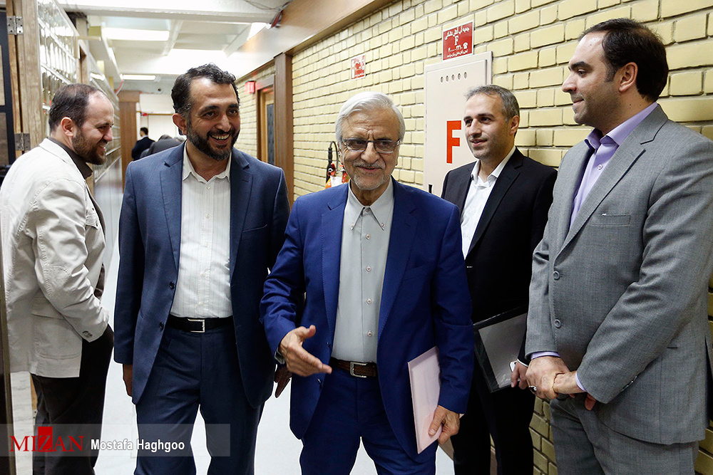 گزارش تصویری / دومین مناظره تلویزیونی نامزدهای انتخابات ریاست جمهوری / حجت الاسلام ابراهیم رئیسی، اسحاق جهانگیری، سیدمصطفی میرسلیم، حجت الاسلام حسن روحانی، محمدباقر قالیباف و سید مصطفی هاشمی طبا جمعه پانزدهم اردیبهشت برای دومین بار در مناظره انتخابات ریاست جمهوری در صدا و سیما شرکت کردند.