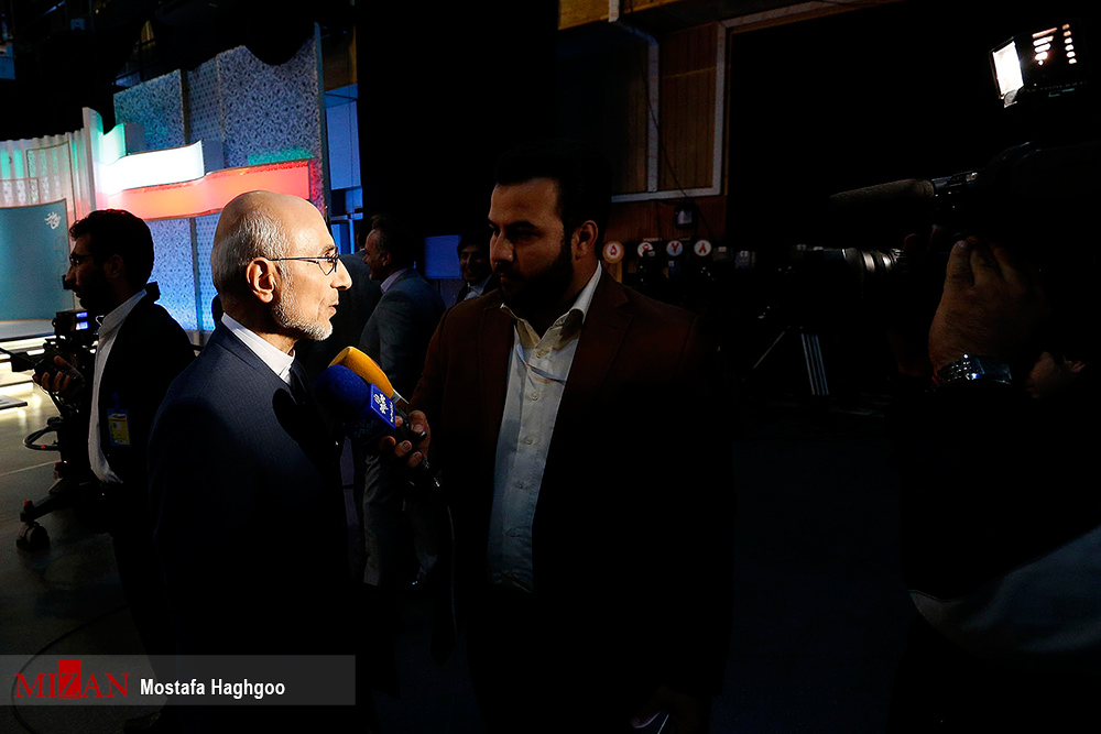 گزارش تصویری / دومین مناظره تلویزیونی نامزدهای انتخابات ریاست جمهوری / حجت الاسلام ابراهیم رئیسی، اسحاق جهانگیری، سیدمصطفی میرسلیم، حجت الاسلام حسن روحانی، محمدباقر قالیباف و سید مصطفی هاشمی طبا جمعه پانزدهم اردیبهشت برای دومین بار در مناظره انتخابات ریاست جمهوری در صدا و سیما شرکت کردند.