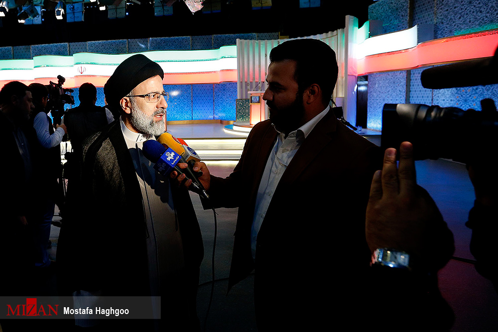 گزارش تصویری / دومین مناظره تلویزیونی نامزدهای انتخابات ریاست جمهوری / حجت الاسلام ابراهیم رئیسی، اسحاق جهانگیری، سیدمصطفی میرسلیم، حجت الاسلام حسن روحانی، محمدباقر قالیباف و سید مصطفی هاشمی طبا جمعه پانزدهم اردیبهشت برای دومین بار در مناظره انتخابات ریاست جمهوری در صدا و سیما شرکت کردند.