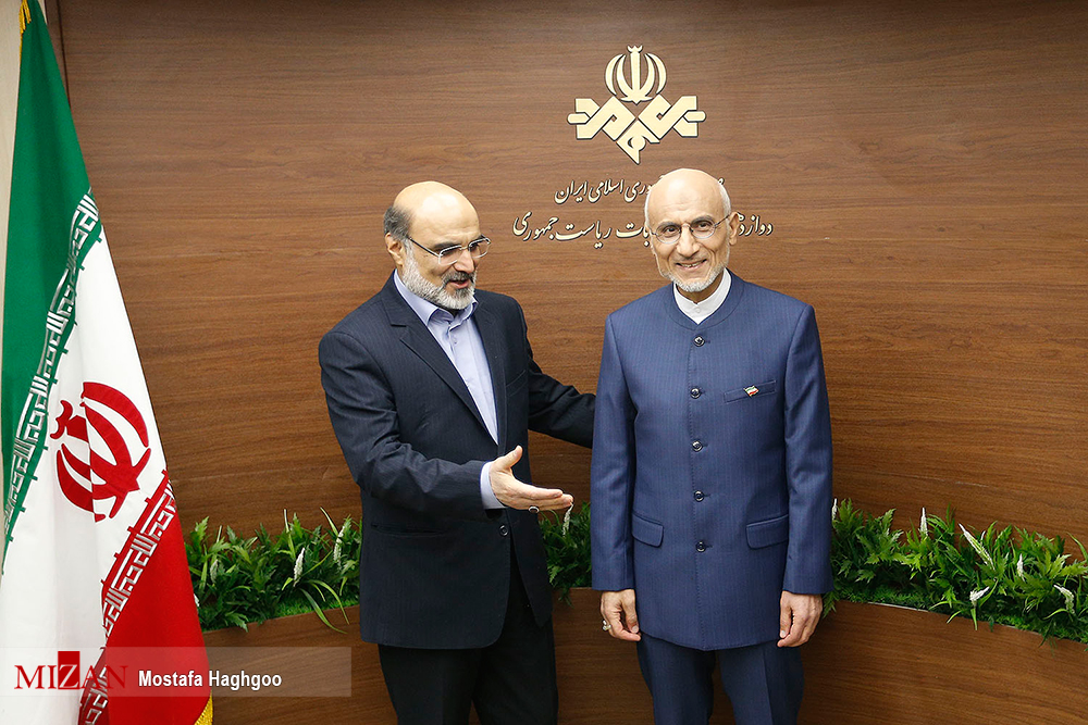 گزارش تصویری / دومین مناظره تلویزیونی نامزدهای انتخابات ریاست جمهوری / حجت الاسلام ابراهیم رئیسی، اسحاق جهانگیری، سیدمصطفی میرسلیم، حجت الاسلام حسن روحانی، محمدباقر قالیباف و سید مصطفی هاشمی طبا جمعه پانزدهم اردیبهشت برای دومین بار در مناظره انتخابات ریاست جمهوری در صدا و سیما شرکت کردند.