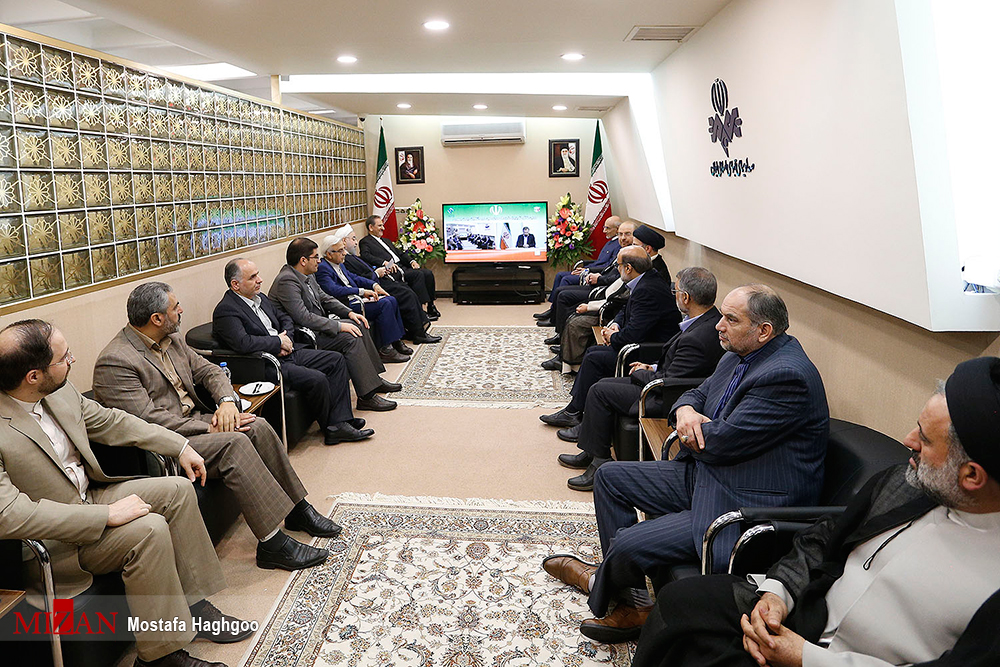 گزارش تصویری / دومین مناظره تلویزیونی نامزدهای انتخابات ریاست جمهوری / حجت الاسلام ابراهیم رئیسی، اسحاق جهانگیری، سیدمصطفی میرسلیم، حجت الاسلام حسن روحانی، محمدباقر قالیباف و سید مصطفی هاشمی طبا جمعه پانزدهم اردیبهشت برای دومین بار در مناظره انتخابات ریاست جمهوری در صدا و سیما شرکت کردند.