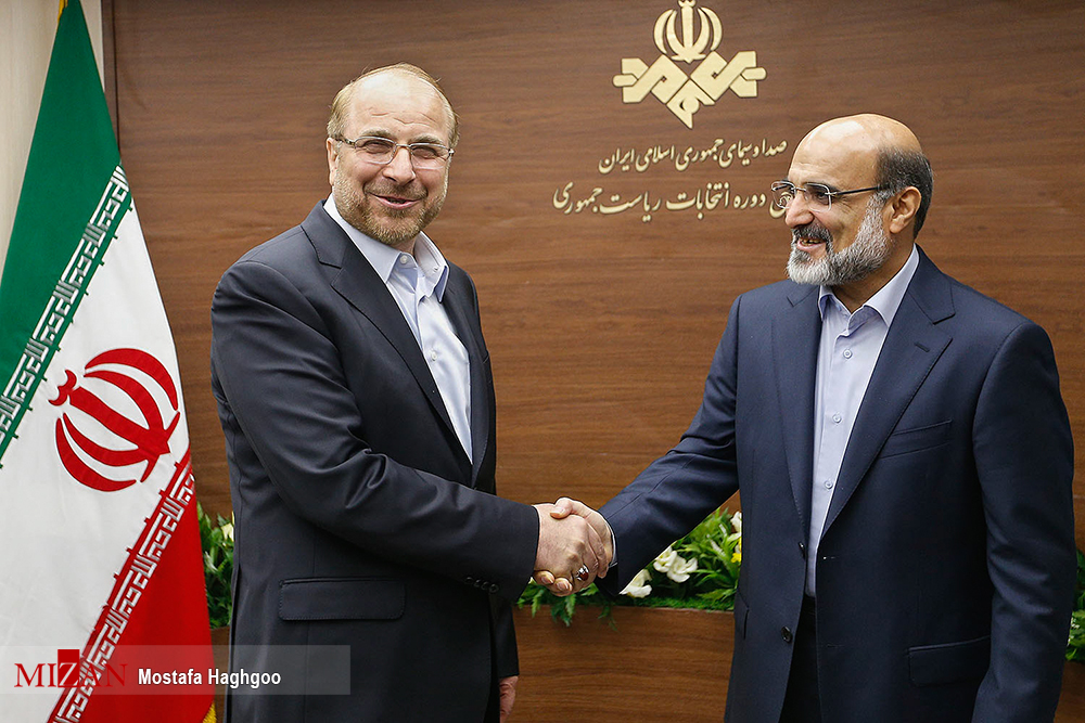 آخرین مناظره تلویزیونی کاندیداهای انتخابات ریاست جمهوری / آخرین مناظره تلویزیونی کاندیداهای دوازدهمین دوره انتخابات ریاست جمهوری با حضور سید ابراهیم رئیسی، حجت الاسلام حسن روحانی، سید مصطفی میرسلیم، مصطفی هاشمی طبا، اسحاق جهانگیری و محمدباقرقالیباف روز جمعه بیست و دوم اردیبهشت در صدا و سیما برگزار شد.