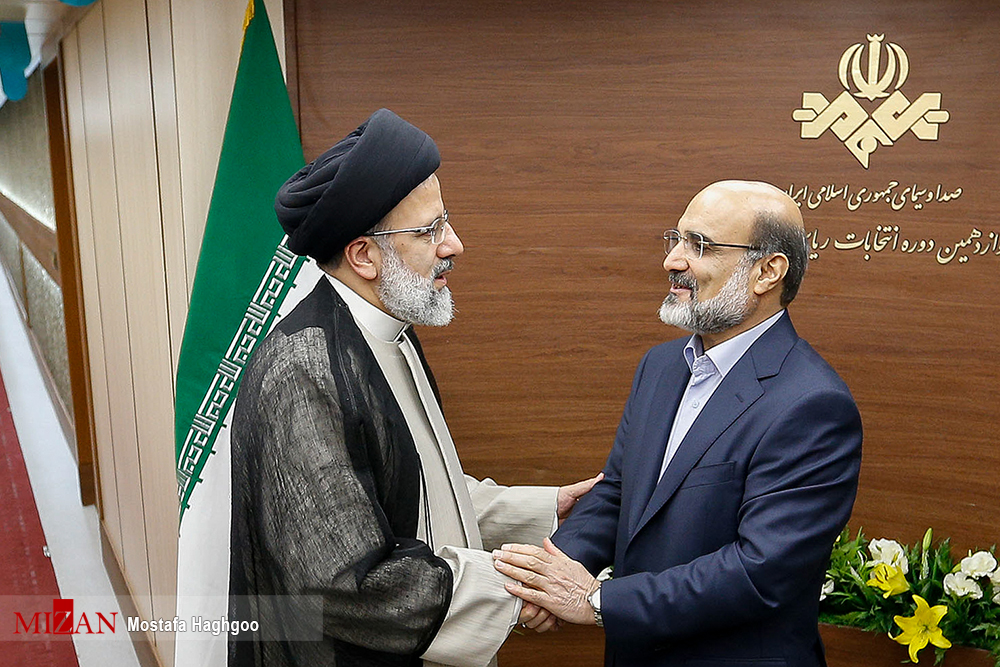 آخرین مناظره تلویزیونی کاندیداهای انتخابات ریاست جمهوری / آخرین مناظره تلویزیونی کاندیداهای دوازدهمین دوره انتخابات ریاست جمهوری با حضور سید ابراهیم رئیسی، حجت الاسلام حسن روحانی، سید مصطفی میرسلیم، مصطفی هاشمی طبا، اسحاق جهانگیری و محمدباقرقالیباف روز جمعه بیست و دوم اردیبهشت در صدا و سیما برگزار شد.