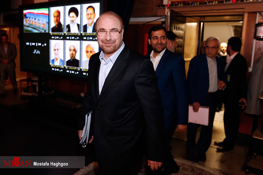 آخرین مناظره تلویزیونی کاندیداهای انتخابات ریاست جمهوری / آخرین مناظره تلویزیونی کاندیداهای دوازدهمین دوره انتخابات ریاست جمهوری با حضور سید ابراهیم رئیسی، حجت الاسلام حسن روحانی، سید مصطفی میرسلیم، مصطفی هاشمی طبا، اسحاق جهانگیری و محمدباقرقالیباف روز جمعه بیست و دوم اردیبهشت در صدا و سیما برگزار شد.