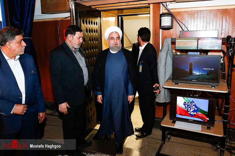 آخرین مناظره تلویزیونی کاندیداهای انتخابات ریاست جمهوری / آخرین مناظره تلویزیونی کاندیداهای دوازدهمین دوره انتخابات ریاست جمهوری با حضور سید ابراهیم رئیسی، حجت الاسلام حسن روحانی، سید مصطفی میرسلیم، مصطفی هاشمی طبا، اسحاق جهانگیری و محمدباقرقالیباف روز جمعه بیست و دوم اردیبهشت در صدا و سیما برگزار شد.