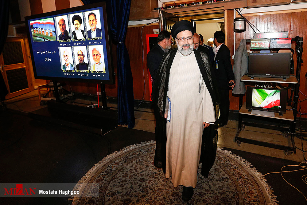 آخرین مناظره تلویزیونی کاندیداهای انتخابات ریاست جمهوری / آخرین مناظره تلویزیونی کاندیداهای دوازدهمین دوره انتخابات ریاست جمهوری با حضور سید ابراهیم رئیسی، حجت الاسلام حسن روحانی، سید مصطفی میرسلیم، مصطفی هاشمی طبا، اسحاق جهانگیری و محمدباقرقالیباف روز جمعه بیست و دوم اردیبهشت در صدا و سیما برگزار شد.