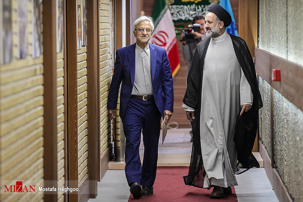 آخرین مناظره تلویزیونی کاندیداهای انتخابات ریاست جمهوری / آخرین مناظره تلویزیونی کاندیداهای دوازدهمین دوره انتخابات ریاست جمهوری با حضور سید ابراهیم رئیسی، حجت الاسلام حسن روحانی، سید مصطفی میرسلیم، مصطفی هاشمی طبا، اسحاق جهانگیری و محمدباقرقالیباف روز جمعه بیست و دوم اردیبهشت در صدا و سیما برگزار شد.