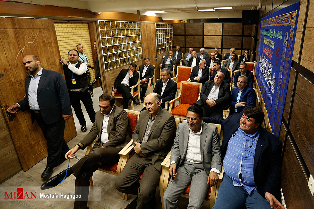 آخرین مناظره تلویزیونی کاندیداهای انتخابات ریاست جمهوری / آخرین مناظره تلویزیونی کاندیداهای دوازدهمین دوره انتخابات ریاست جمهوری با حضور سید ابراهیم رئیسی، حجت الاسلام حسن روحانی، سید مصطفی میرسلیم، مصطفی هاشمی طبا، اسحاق جهانگیری و محمدباقرقالیباف روز جمعه بیست و دوم اردیبهشت در صدا و سیما برگزار شد.