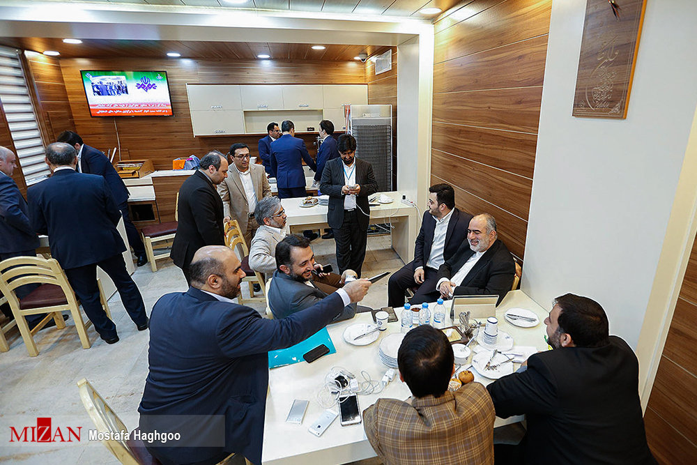 آخرین مناظره تلویزیونی کاندیداهای انتخابات ریاست جمهوری / آخرین مناظره تلویزیونی کاندیداهای دوازدهمین دوره انتخابات ریاست جمهوری با حضور سید ابراهیم رئیسی، حجت الاسلام حسن روحانی، سید مصطفی میرسلیم، مصطفی هاشمی طبا، اسحاق جهانگیری و محمدباقرقالیباف روز جمعه بیست و دوم اردیبهشت در صدا و سیما برگزار شد.