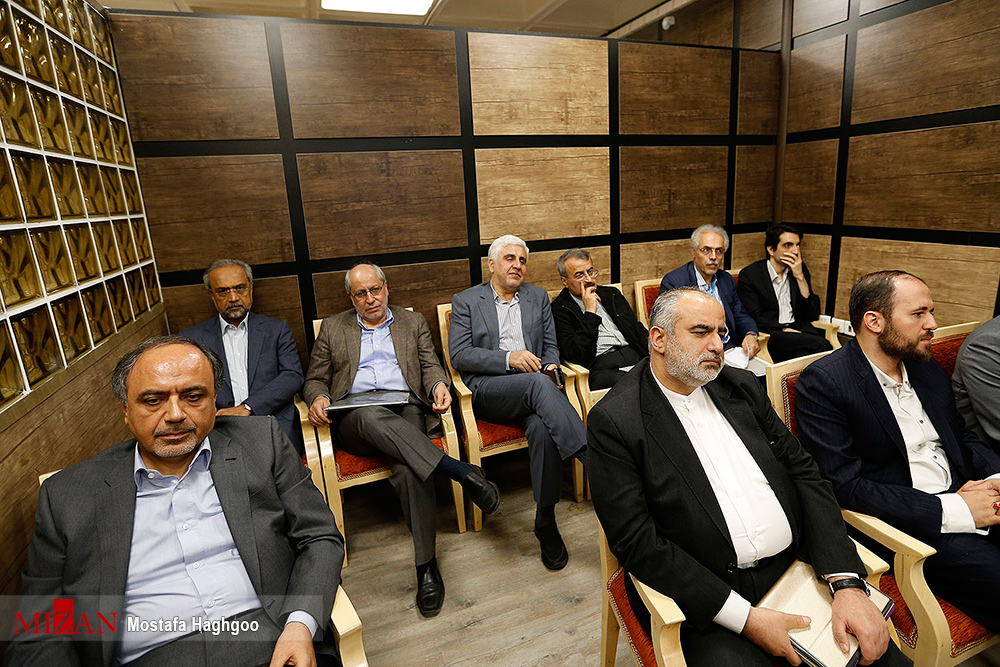 آخرین مناظره تلویزیونی کاندیداهای انتخابات ریاست جمهوری / آخرین مناظره تلویزیونی کاندیداهای دوازدهمین دوره انتخابات ریاست جمهوری با حضور سید ابراهیم رئیسی، حجت الاسلام حسن روحانی، سید مصطفی میرسلیم، مصطفی هاشمی طبا، اسحاق جهانگیری و محمدباقرقالیباف روز جمعه بیست و دوم اردیبهشت در صدا و سیما برگزار شد.