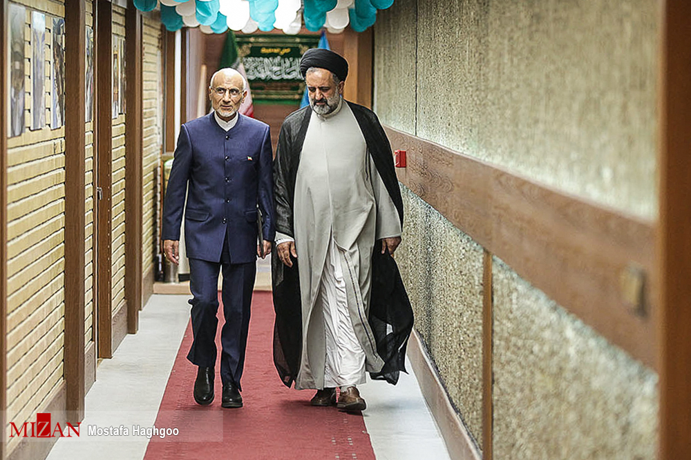 آخرین مناظره تلویزیونی کاندیداهای انتخابات ریاست جمهوری / آخرین مناظره تلویزیونی کاندیداهای دوازدهمین دوره انتخابات ریاست جمهوری با حضور سید ابراهیم رئیسی، حجت الاسلام حسن روحانی، سید مصطفی میرسلیم، مصطفی هاشمی طبا، اسحاق جهانگیری و محمدباقرقالیباف روز جمعه بیست و دوم اردیبهشت در صدا و سیما برگزار شد.