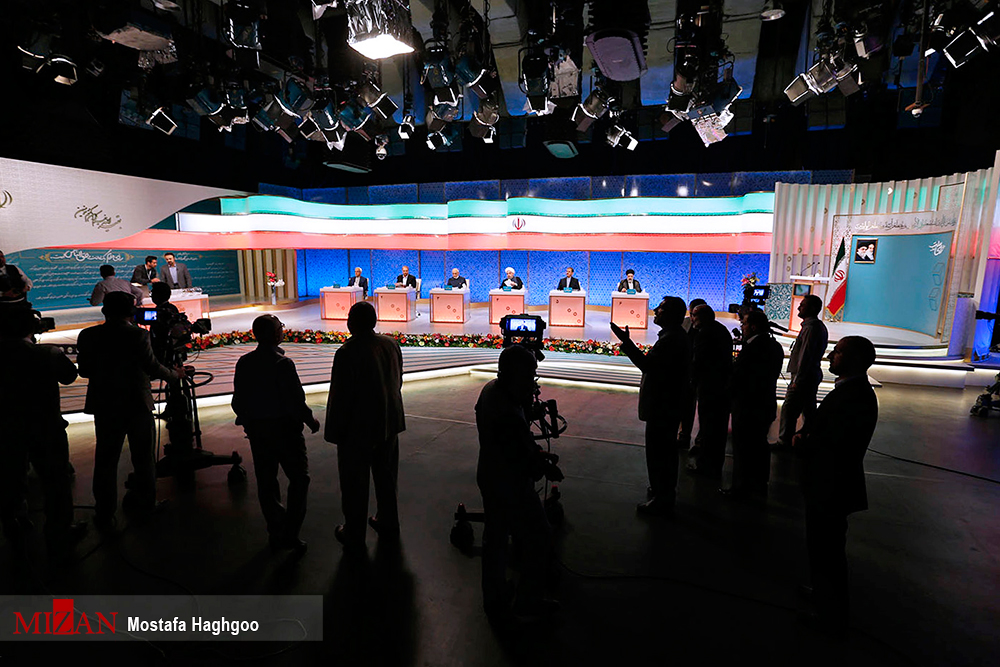 آخرین مناظره تلویزیونی کاندیداهای انتخابات ریاست جمهوری / آخرین مناظره تلویزیونی کاندیداهای دوازدهمین دوره انتخابات ریاست جمهوری با حضور سید ابراهیم رئیسی، حجت الاسلام حسن روحانی، سید مصطفی میرسلیم، مصطفی هاشمی طبا، اسحاق جهانگیری و محمدباقرقالیباف روز جمعه بیست و دوم اردیبهشت در صدا و سیما برگزار شد.