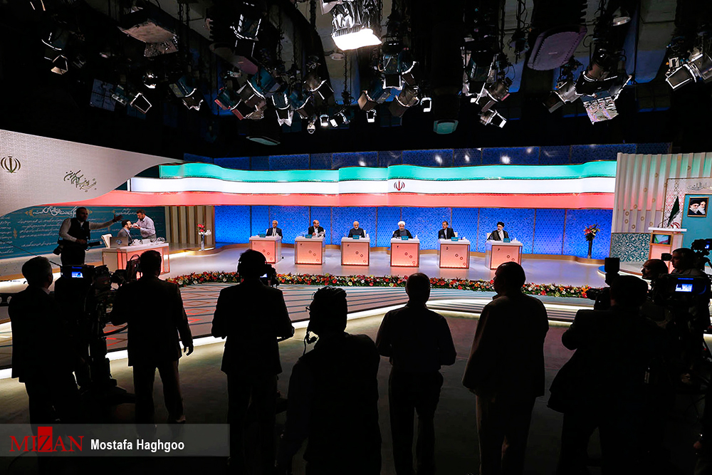 آخرین مناظره تلویزیونی کاندیداهای انتخابات ریاست جمهوری / آخرین مناظره تلویزیونی کاندیداهای دوازدهمین دوره انتخابات ریاست جمهوری با حضور سید ابراهیم رئیسی، حجت الاسلام حسن روحانی، سید مصطفی میرسلیم، مصطفی هاشمی طبا، اسحاق جهانگیری و محمدباقرقالیباف روز جمعه بیست و دوم اردیبهشت در صدا و سیما برگزار شد.