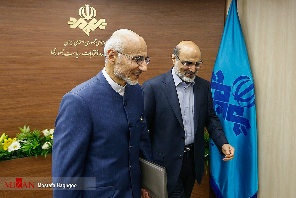 آخرین مناظره تلویزیونی کاندیداهای انتخابات ریاست جمهوری / آخرین مناظره تلویزیونی کاندیداهای دوازدهمین دوره انتخابات ریاست جمهوری با حضور سید ابراهیم رئیسی، حجت الاسلام حسن روحانی، سید مصطفی میرسلیم، مصطفی هاشمی طبا، اسحاق جهانگیری و محمدباقرقالیباف روز جمعه بیست و دوم اردیبهشت در صدا و سیما برگزار شد.