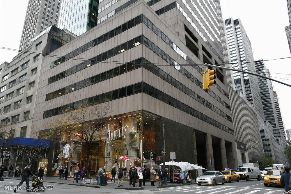 گزارش تصویری / ساختمان بنیاد علوی در منهتن نیویورک / هیات منصفه دادگاهی در نیویورک علیه بنیاد علوی رای داده و به این ترتیب راه را برای مصادره اموال آن هموار کرده است. بنیاد علوی مالکیت ساختمانی ۳۶ طبقه در خیابان پنجم منطقه منتهن نیویورک به ارزش بیش از ۵۰۰ میلیون دلار را در اختیار دارد.