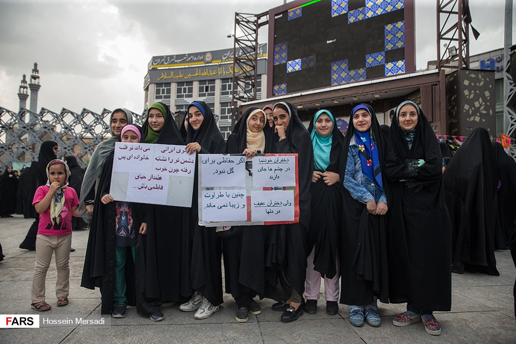 گزارش تصویری / اجتماع سراسری بزرگداشت روز ملی عفاف و حجاب / به مناسبت فرا رسیدن روز ملی عفاف و حجاب اجتماع بزرگ و سراسری روز ملی عفاف و حجاب و مدافعان صیانت از حریم خانواده عصر چهارشنبه بیست و یکم تیرماه همزمان با سراسر ایران اسلامی در میدان امام حسین (ع) تهران برگزار شد.