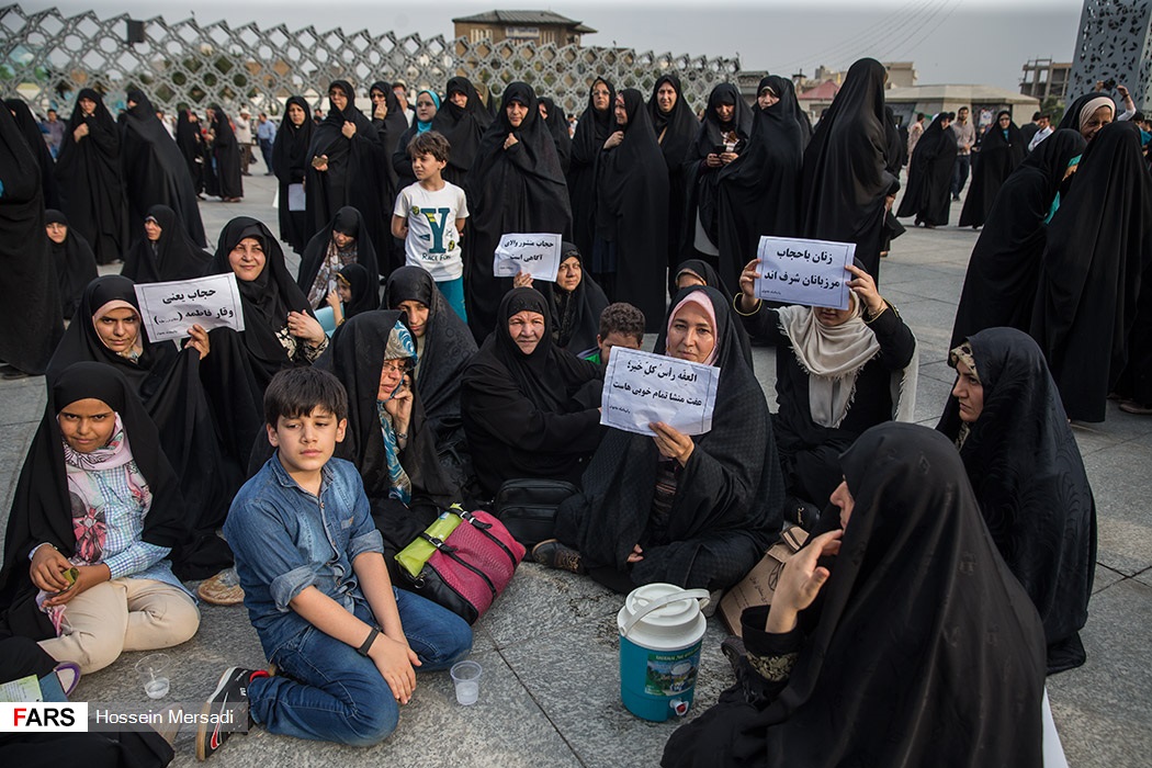 گزارش تصویری / اجتماع سراسری بزرگداشت روز ملی عفاف و حجاب / به مناسبت فرا رسیدن روز ملی عفاف و حجاب اجتماع بزرگ و سراسری روز ملی عفاف و حجاب و مدافعان صیانت از حریم خانواده عصر چهارشنبه بیست و یکم تیرماه همزمان با سراسر ایران اسلامی در میدان امام حسین (ع) تهران برگزار شد.