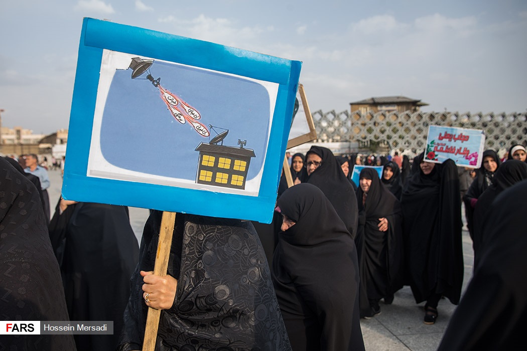 گزارش تصویری / اجتماع سراسری بزرگداشت روز ملی عفاف و حجاب / به مناسبت فرا رسیدن روز ملی عفاف و حجاب اجتماع بزرگ و سراسری روز ملی عفاف و حجاب و مدافعان صیانت از حریم خانواده عصر چهارشنبه بیست و یکم تیرماه همزمان با سراسر ایران اسلامی در میدان امام حسین (ع) تهران برگزار شد.