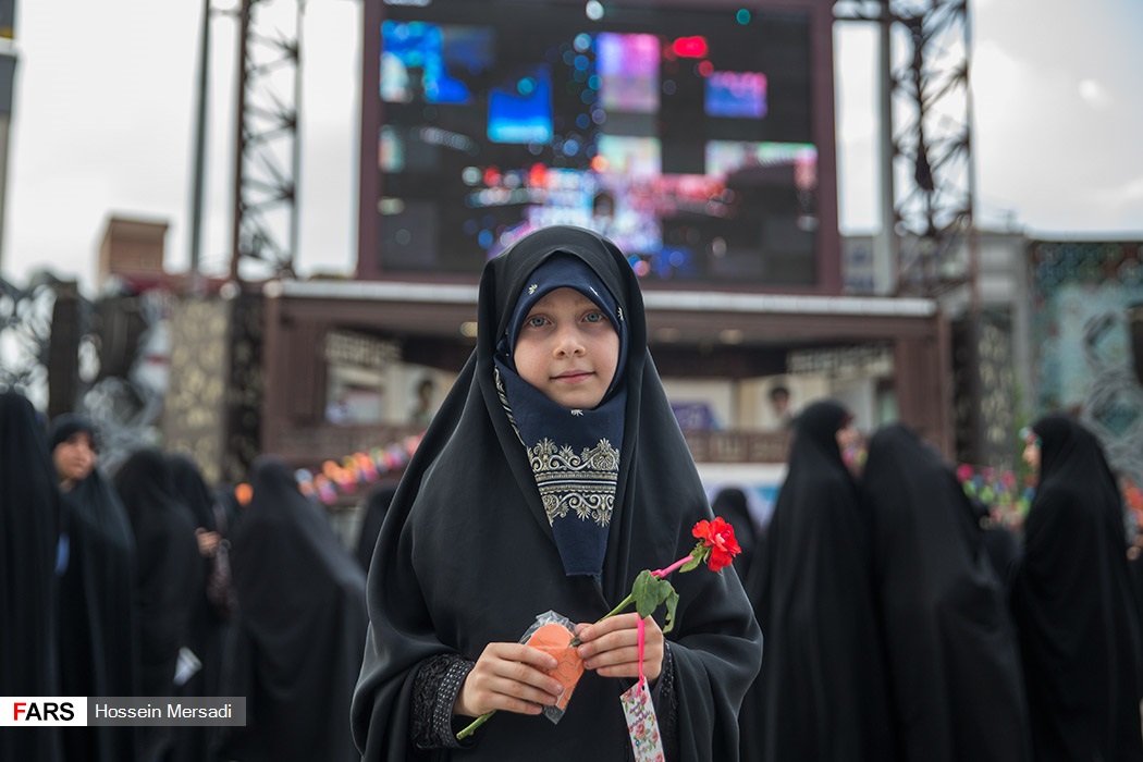 گزارش تصویری / اجتماع سراسری بزرگداشت روز ملی عفاف و حجاب / به مناسبت فرا رسیدن روز ملی عفاف و حجاب اجتماع بزرگ و سراسری روز ملی عفاف و حجاب و مدافعان صیانت از حریم خانواده عصر چهارشنبه بیست و یکم تیرماه همزمان با سراسر ایران اسلامی در میدان امام حسین (ع) تهران برگزار شد.