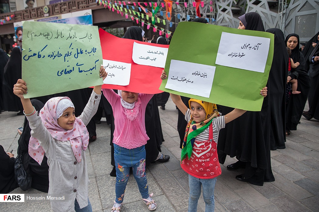 گزارش تصویری / اجتماع سراسری بزرگداشت روز ملی عفاف و حجاب / به مناسبت فرا رسیدن روز ملی عفاف و حجاب اجتماع بزرگ و سراسری روز ملی عفاف و حجاب و مدافعان صیانت از حریم خانواده عصر چهارشنبه بیست و یکم تیرماه همزمان با سراسر ایران اسلامی در میدان امام حسین (ع) تهران برگزار شد.