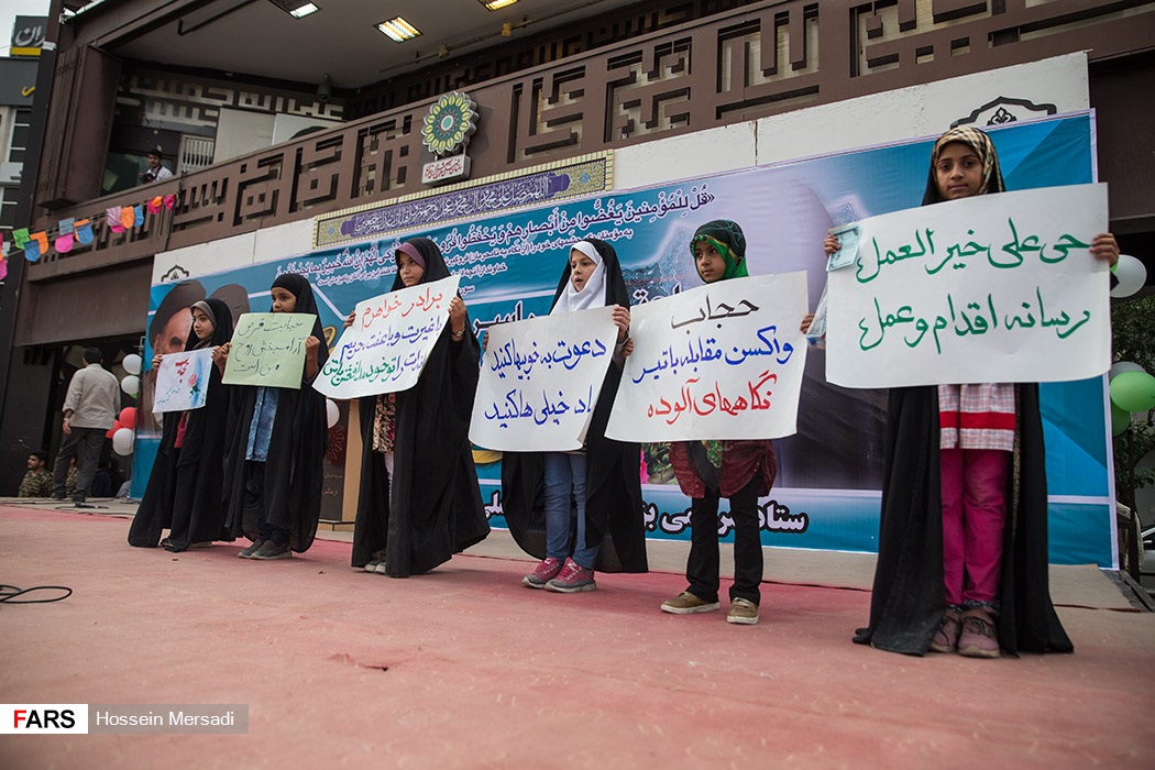 گزارش تصویری / اجتماع سراسری بزرگداشت روز ملی عفاف و حجاب / به مناسبت فرا رسیدن روز ملی عفاف و حجاب اجتماع بزرگ و سراسری روز ملی عفاف و حجاب و مدافعان صیانت از حریم خانواده عصر چهارشنبه بیست و یکم تیرماه همزمان با سراسر ایران اسلامی در میدان امام حسین (ع) تهران برگزار شد.