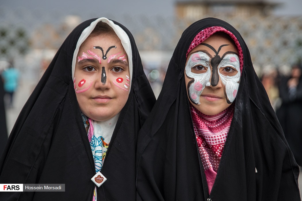 گزارش تصویری / اجتماع سراسری بزرگداشت روز ملی عفاف و حجاب / به مناسبت فرا رسیدن روز ملی عفاف و حجاب اجتماع بزرگ و سراسری روز ملی عفاف و حجاب و مدافعان صیانت از حریم خانواده عصر چهارشنبه بیست و یکم تیرماه همزمان با سراسر ایران اسلامی در میدان امام حسین (ع) تهران برگزار شد.