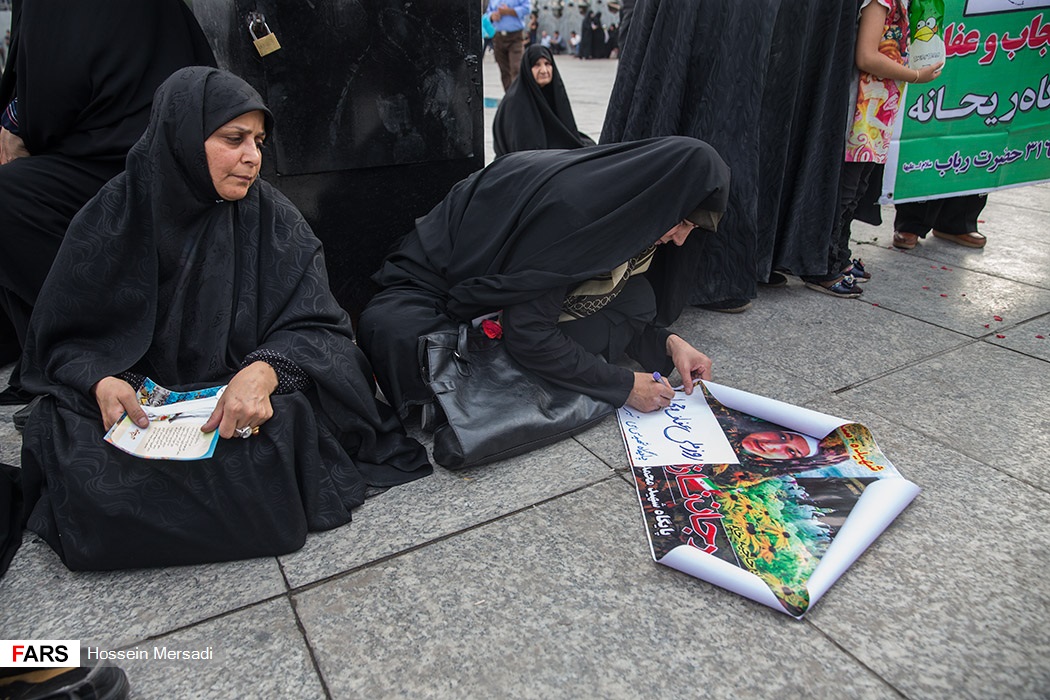 گزارش تصویری / اجتماع سراسری بزرگداشت روز ملی عفاف و حجاب / به مناسبت فرا رسیدن روز ملی عفاف و حجاب اجتماع بزرگ و سراسری روز ملی عفاف و حجاب و مدافعان صیانت از حریم خانواده عصر چهارشنبه بیست و یکم تیرماه همزمان با سراسر ایران اسلامی در میدان امام حسین (ع) تهران برگزار شد.