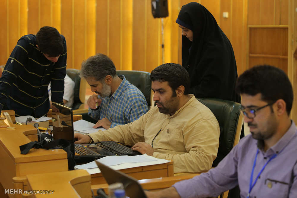 گزارش تصویری / دومین کارگاه کشوری تولید پوستر نقش بهشت در مشهد مقدس‎ / کارگاه کشوری تولید پوستر نقش بهشت با نگاهی نو به نقوش و آرایه های معماری حرم مطهر امام رضا(ع) با حضور بیش از ۸۰ طراح و گرافیست از سراسر کشور در مشهد مقدس برگزار شد.