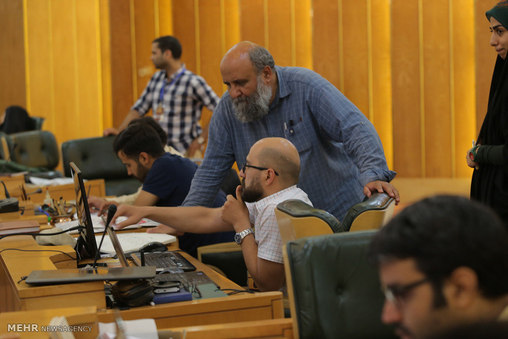 گزارش تصویری / دومین کارگاه کشوری تولید پوستر نقش بهشت در مشهد مقدس‎ / کارگاه کشوری تولید پوستر نقش بهشت با نگاهی نو به نقوش و آرایه های معماری حرم مطهر امام رضا(ع) با حضور بیش از ۸۰ طراح و گرافیست از سراسر کشور در مشهد مقدس برگزار شد.