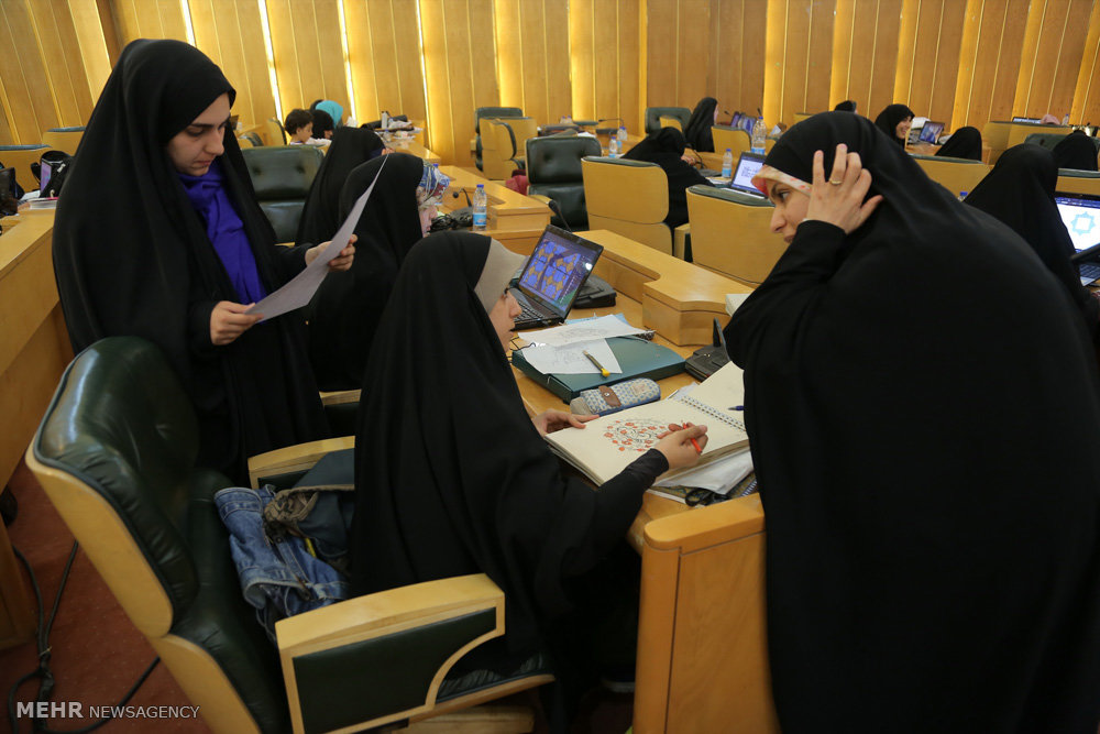 گزارش تصویری / دومین کارگاه کشوری تولید پوستر نقش بهشت در مشهد مقدس‎ / کارگاه کشوری تولید پوستر نقش بهشت با نگاهی نو به نقوش و آرایه های معماری حرم مطهر امام رضا(ع) با حضور بیش از ۸۰ طراح و گرافیست از سراسر کشور در مشهد مقدس برگزار شد.