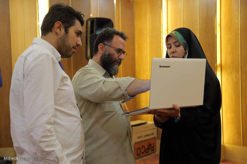 گزارش تصویری / دومین کارگاه کشوری تولید پوستر نقش بهشت در مشهد مقدس‎ / کارگاه کشوری تولید پوستر نقش بهشت با نگاهی نو به نقوش و آرایه های معماری حرم مطهر امام رضا(ع) با حضور بیش از ۸۰ طراح و گرافیست از سراسر کشور در مشهد مقدس برگزار شد.