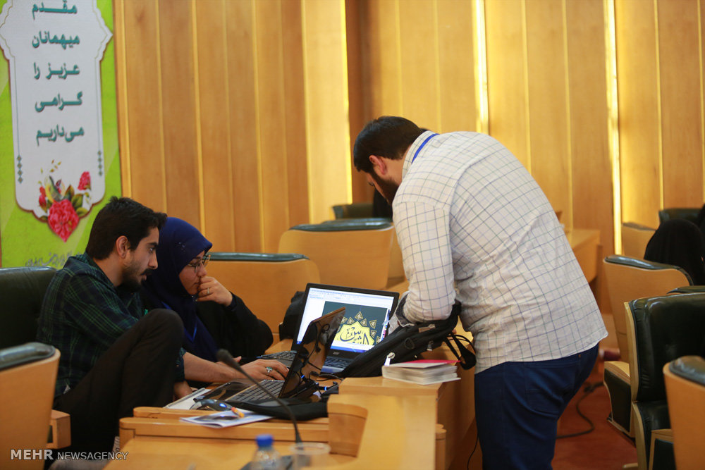 گزارش تصویری / دومین کارگاه کشوری تولید پوستر نقش بهشت در مشهد مقدس‎ / کارگاه کشوری تولید پوستر نقش بهشت با نگاهی نو به نقوش و آرایه های معماری حرم مطهر امام رضا(ع) با حضور بیش از ۸۰ طراح و گرافیست از سراسر کشور در مشهد مقدس برگزار شد.