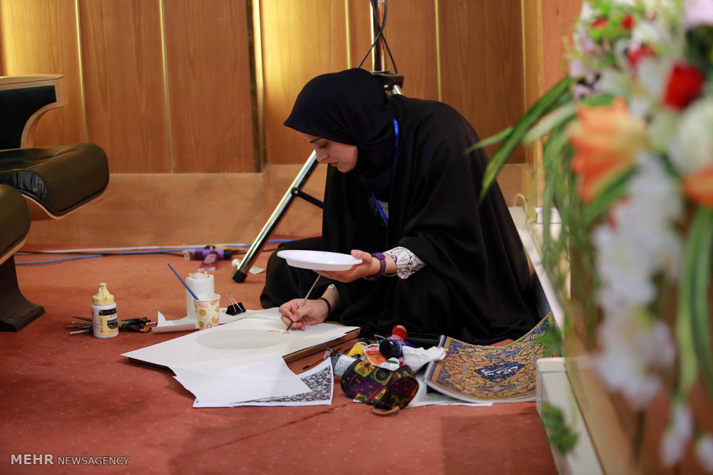 گزارش تصویری / دومین کارگاه کشوری تولید پوستر نقش بهشت در مشهد مقدس‎ / کارگاه کشوری تولید پوستر نقش بهشت با نگاهی نو به نقوش و آرایه های معماری حرم مطهر امام رضا(ع) با حضور بیش از ۸۰ طراح و گرافیست از سراسر کشور در مشهد مقدس برگزار شد.