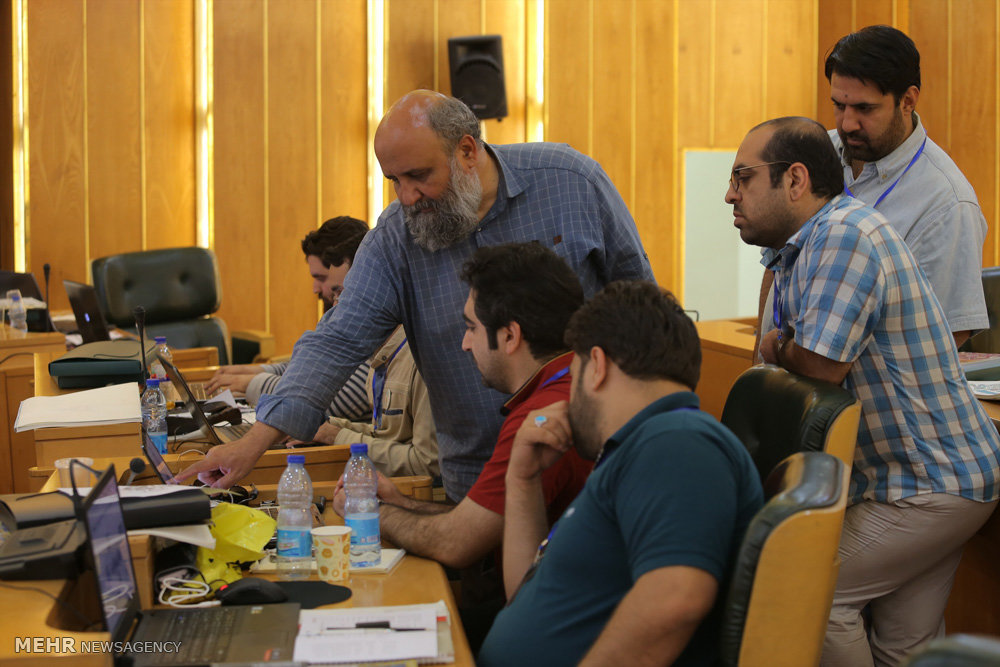 گزارش تصویری / دومین کارگاه کشوری تولید پوستر نقش بهشت در مشهد مقدس‎ / کارگاه کشوری تولید پوستر نقش بهشت با نگاهی نو به نقوش و آرایه های معماری حرم مطهر امام رضا(ع) با حضور بیش از ۸۰ طراح و گرافیست از سراسر کشور در مشهد مقدس برگزار شد.