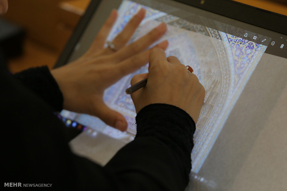 گزارش تصویری / دومین کارگاه کشوری تولید پوستر نقش بهشت در مشهد مقدس‎ / کارگاه کشوری تولید پوستر نقش بهشت با نگاهی نو به نقوش و آرایه های معماری حرم مطهر امام رضا(ع) با حضور بیش از ۸۰ طراح و گرافیست از سراسر کشور در مشهد مقدس برگزار شد.