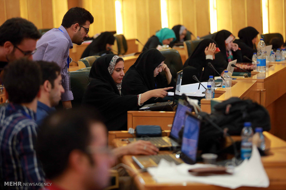 گزارش تصویری / دومین کارگاه کشوری تولید پوستر نقش بهشت در مشهد مقدس‎ / کارگاه کشوری تولید پوستر نقش بهشت با نگاهی نو به نقوش و آرایه های معماری حرم مطهر امام رضا(ع) با حضور بیش از ۸۰ طراح و گرافیست از سراسر کشور در مشهد مقدس برگزار شد.