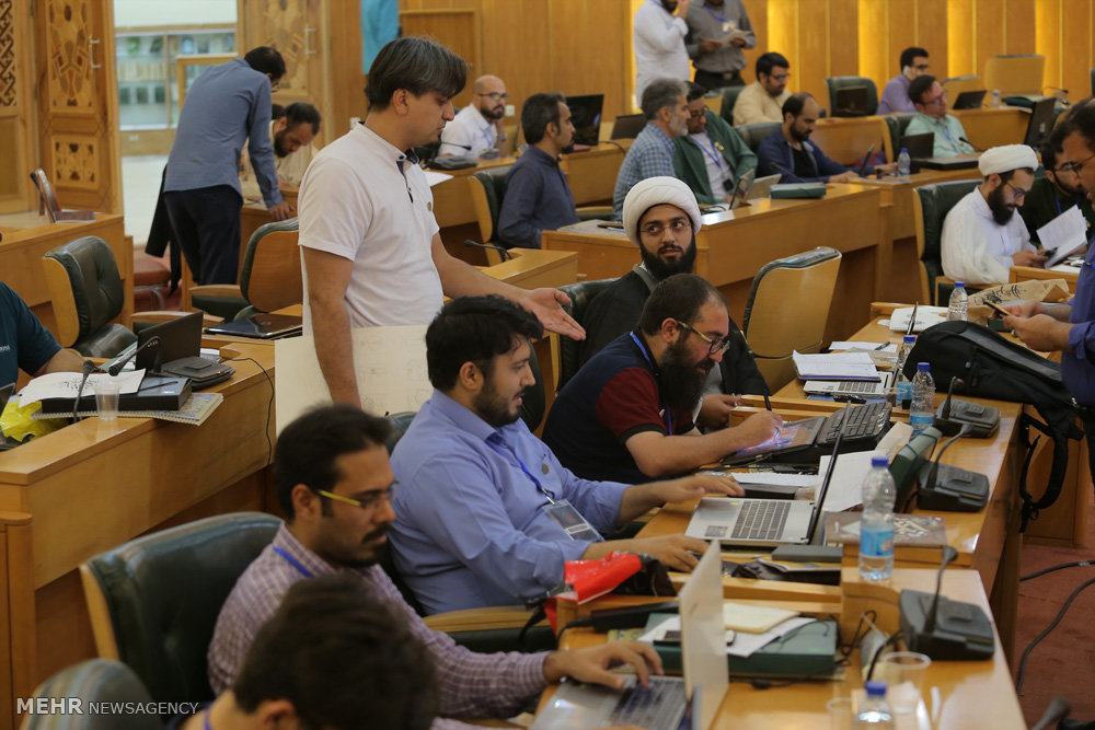 گزارش تصویری / دومین کارگاه کشوری تولید پوستر نقش بهشت در مشهد مقدس‎ / کارگاه کشوری تولید پوستر نقش بهشت با نگاهی نو به نقوش و آرایه های معماری حرم مطهر امام رضا(ع) با حضور بیش از ۸۰ طراح و گرافیست از سراسر کشور در مشهد مقدس برگزار شد.