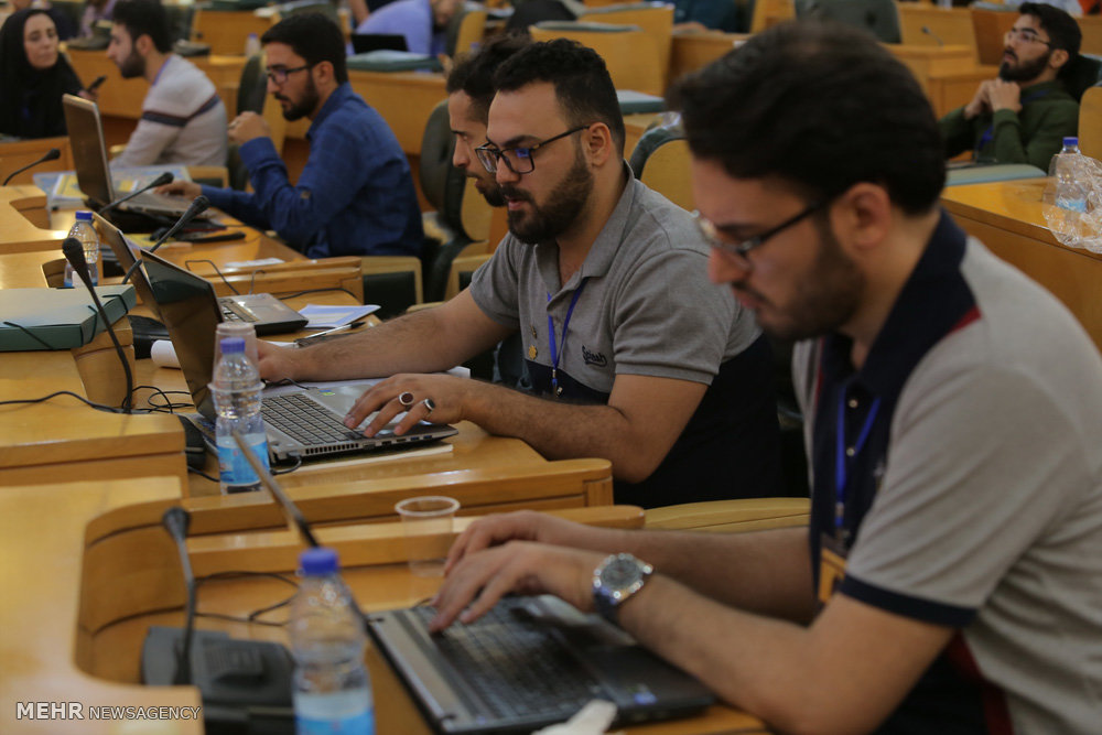 گزارش تصویری / دومین کارگاه کشوری تولید پوستر نقش بهشت در مشهد مقدس‎ / کارگاه کشوری تولید پوستر نقش بهشت با نگاهی نو به نقوش و آرایه های معماری حرم مطهر امام رضا(ع) با حضور بیش از ۸۰ طراح و گرافیست از سراسر کشور در مشهد مقدس برگزار شد.