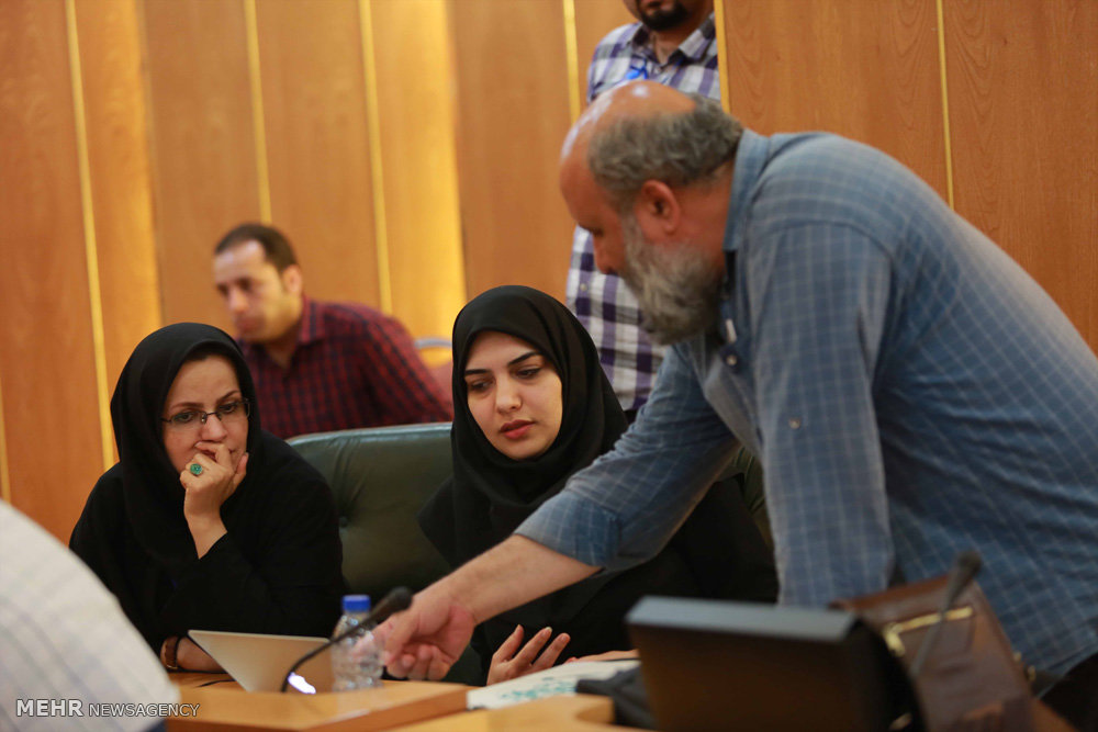 گزارش تصویری / دومین کارگاه کشوری تولید پوستر نقش بهشت در مشهد مقدس‎ / کارگاه کشوری تولید پوستر نقش بهشت با نگاهی نو به نقوش و آرایه های معماری حرم مطهر امام رضا(ع) با حضور بیش از ۸۰ طراح و گرافیست از سراسر کشور در مشهد مقدس برگزار شد.