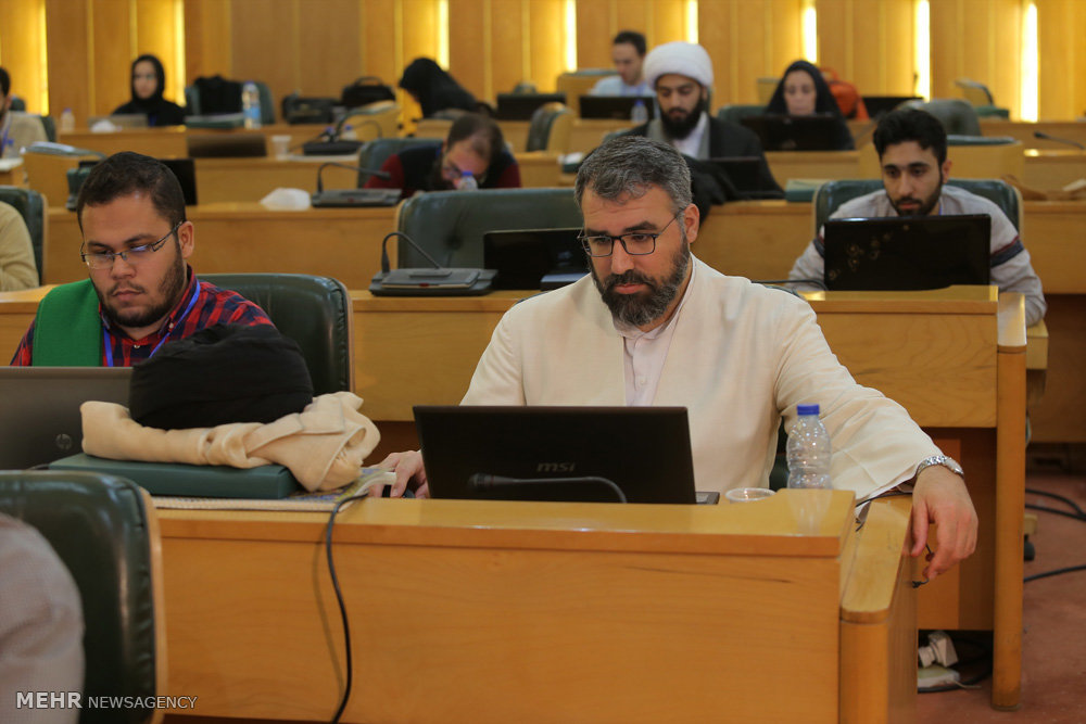 گزارش تصویری / دومین کارگاه کشوری تولید پوستر نقش بهشت در مشهد مقدس‎ / کارگاه کشوری تولید پوستر نقش بهشت با نگاهی نو به نقوش و آرایه های معماری حرم مطهر امام رضا(ع) با حضور بیش از ۸۰ طراح و گرافیست از سراسر کشور در مشهد مقدس برگزار شد.