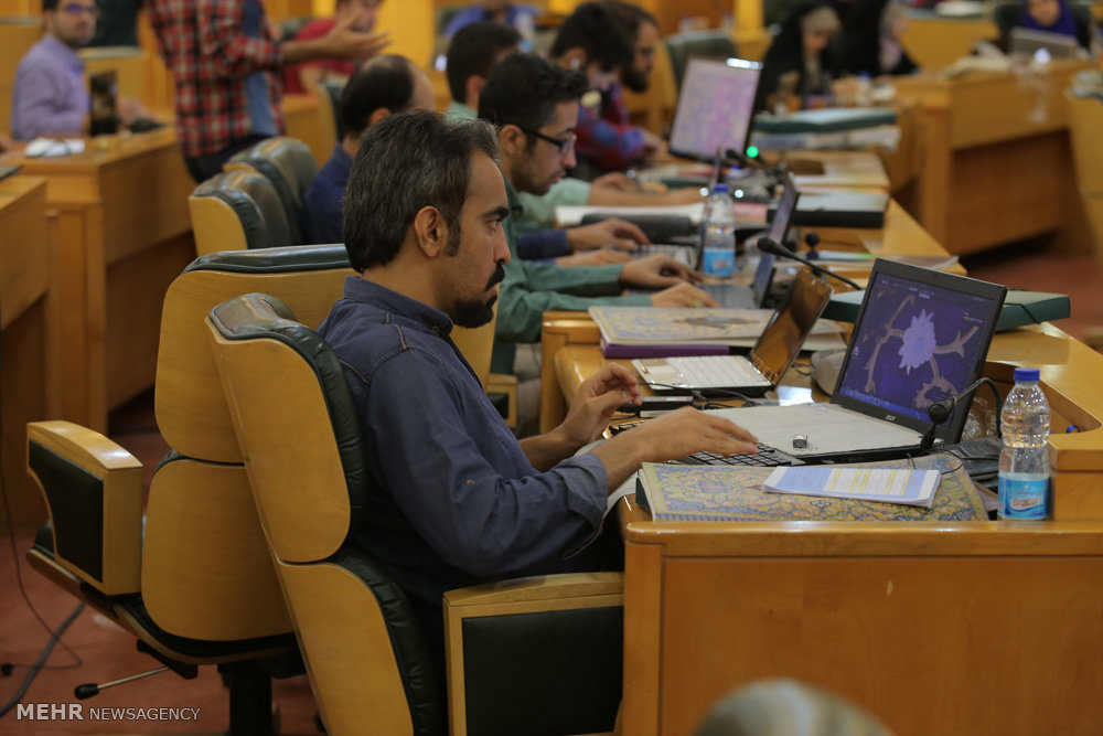 گزارش تصویری / دومین کارگاه کشوری تولید پوستر نقش بهشت در مشهد مقدس‎ / کارگاه کشوری تولید پوستر نقش بهشت با نگاهی نو به نقوش و آرایه های معماری حرم مطهر امام رضا(ع) با حضور بیش از ۸۰ طراح و گرافیست از سراسر کشور در مشهد مقدس برگزار شد.