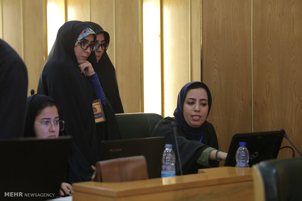 گزارش تصویری / دومین کارگاه کشوری تولید پوستر نقش بهشت در مشهد مقدس‎ / کارگاه کشوری تولید پوستر نقش بهشت با نگاهی نو به نقوش و آرایه های معماری حرم مطهر امام رضا(ع) با حضور بیش از ۸۰ طراح و گرافیست از سراسر کشور در مشهد مقدس برگزار شد.