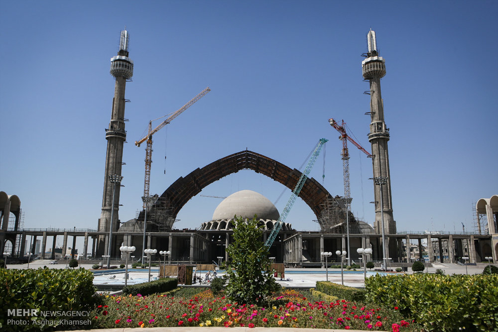 گزارش تصویری / ساخت بزرگترین ایوان فلزی و بتونی جهان / مهندسان جوان قرارگاه سازندگی خاتم الانبیاء موفق به ساخت بزرگترین ایوان فلزی و بتونی جهان در مصلای امام خمینی (ره) شدند.