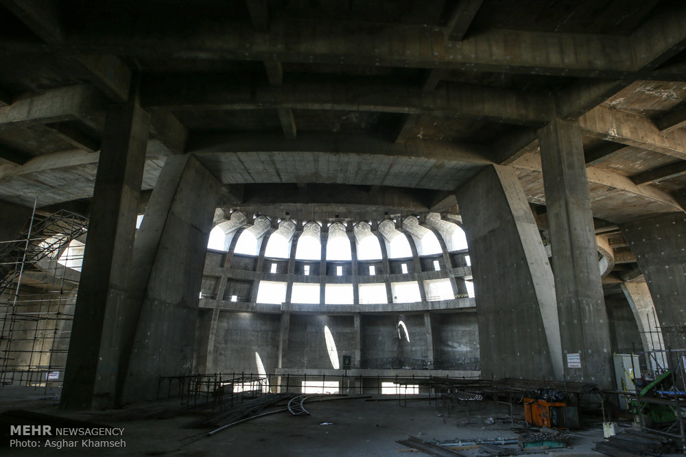گزارش تصویری / ساخت بزرگترین ایوان فلزی و بتونی جهان / مهندسان جوان قرارگاه سازندگی خاتم الانبیاء موفق به ساخت بزرگترین ایوان فلزی و بتونی جهان در مصلای امام خمینی (ره) شدند.